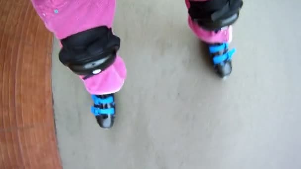 Κορίτσι rollerblading στον πλακόστρωτο δρόμο — Αρχείο Βίντεο