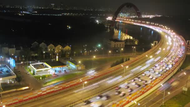 Carros dirigindo na ponte — Vídeo de Stock