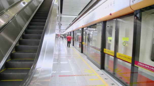 Поезд прибывает на станцию метро — стоковое видео
