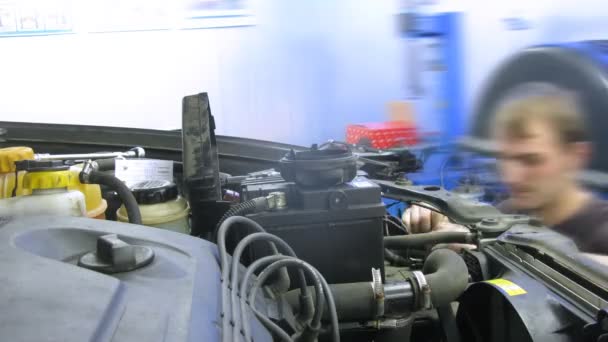Mécanicien travaillant en voiture avec batterie — Video
