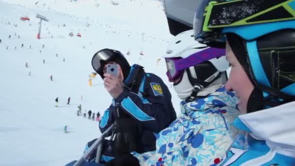 Drei Skifahrer auf der Seilbahn — Stockvideo