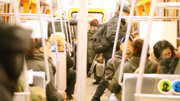 Personas en vagón de tren en metro — Vídeo de stock
