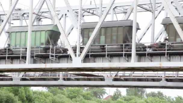 Aantal wagens verplaatsen op stalen brug — Stockvideo