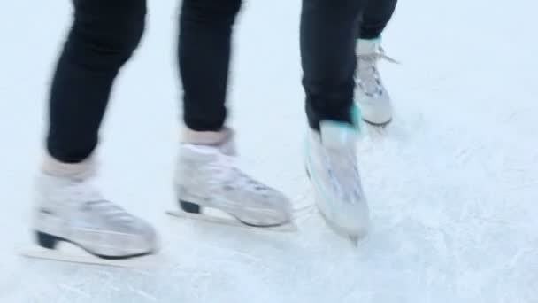 Dos chicas se deslizan en patines — Vídeo de stock