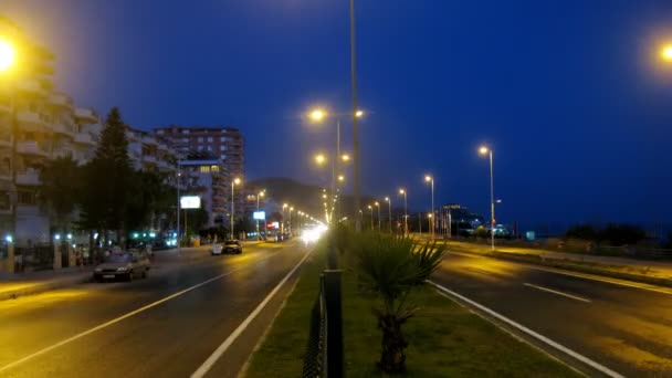 Autos auf der Straße der Nacht Stadt — Stockvideo