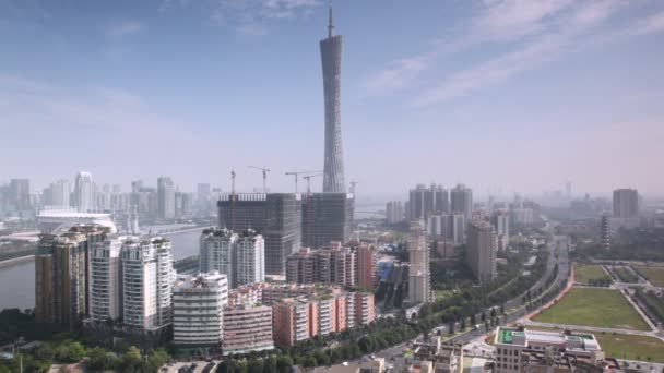 Panorama della città con fiume e torre — Video Stock