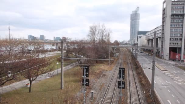 Los trenes van sobre raíles — Vídeos de Stock