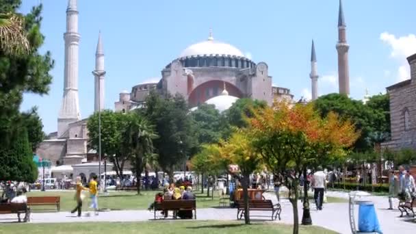 Folk går på museum Hagia Sophia – stockvideo
