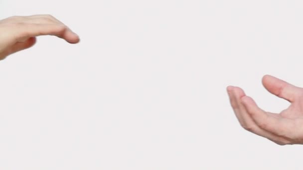 Zwei ältere Hände schließen sich an Handklammer zusammen — Stockvideo