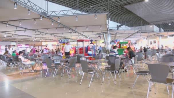 Mucha gente con niños se sienta en la cafetería — Vídeos de Stock