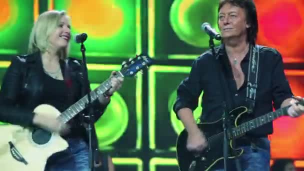 Chris Norman sings with woman — Stock Video