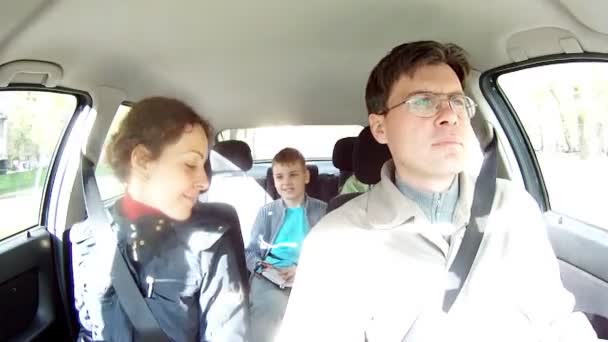Сім'я з чотирьох чоловік їде в машину — стокове відео