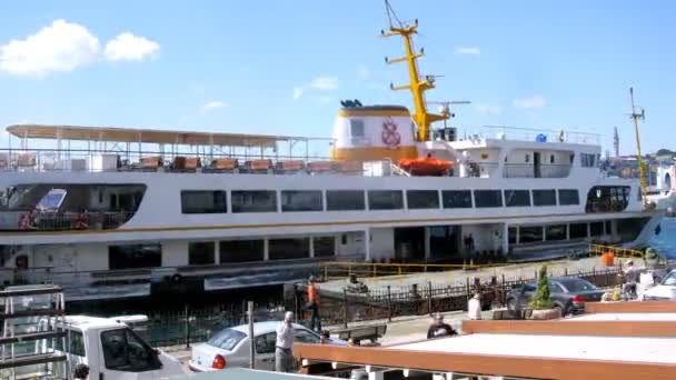 Pessoas perto de Karakoy-Kadikoy ferry — Vídeo de Stock