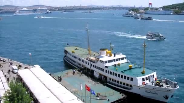 La gente abandona el barco — Vídeo de stock