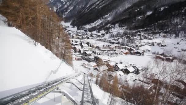 Casas e hotéis em vale da montanha — Vídeo de Stock