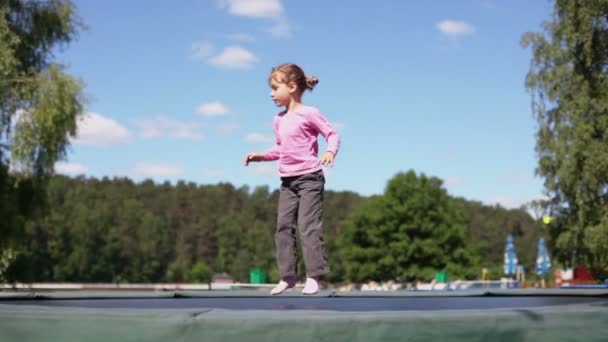 Meisje springt op trampoline — Stockvideo