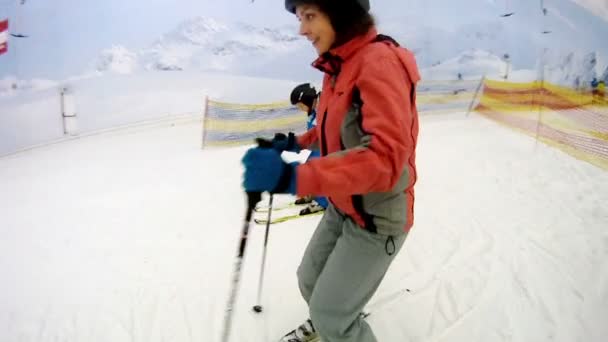 Filho com mãe aprende a esquiar — Vídeo de Stock