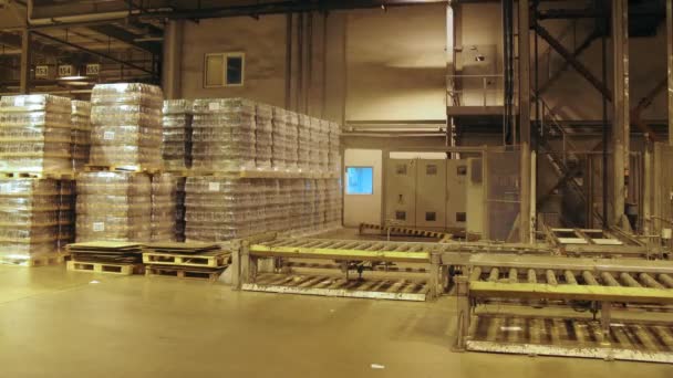 Кран знижує контейнери з квас — стокове відео