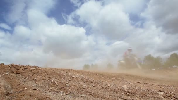 Grupo de motociclistas passeio sobre colina — Vídeo de Stock