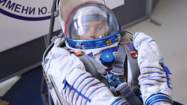 Kosmonaut pak op stoel — Stockvideo