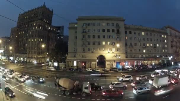 Tráfego noturno na avenida Mira — Vídeo de Stock