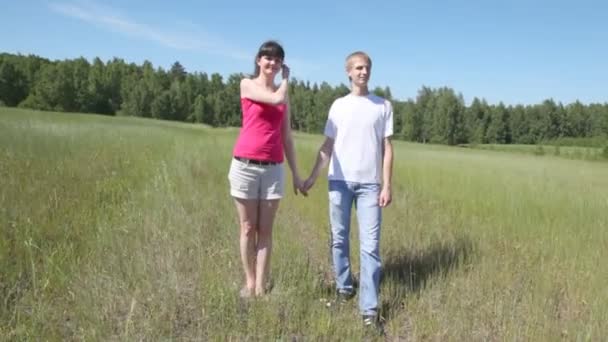 Cara com menina stand no campo — Vídeo de Stock