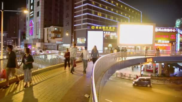 Polgárok és a turisták séta a hídon — Stock videók