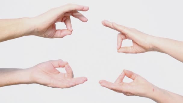 Старшие руки показывают жест держать пальцы — стоковое видео