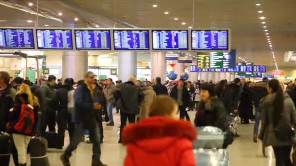 Personer på flygplatsen — Stockvideo