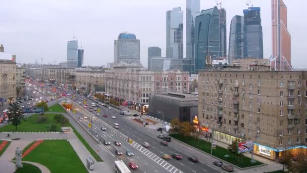 Biltrafik på centrala gatan i Moskva — Stockvideo