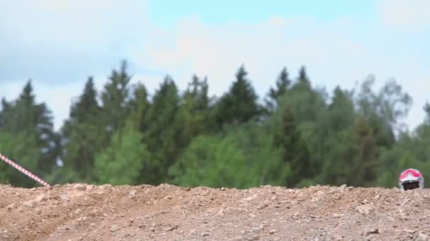 Dois motociclistas andam sobre a colina — Vídeo de Stock