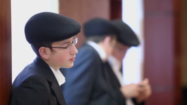 Judiska pojkar står i synagogan — Stockvideo