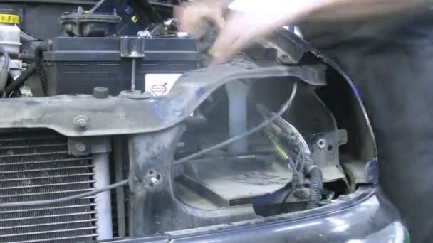 Mechaniker arbeitet am Auto mit Batterie — Stockvideo