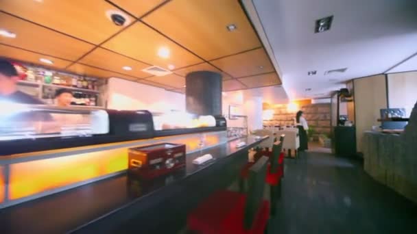 Ristorante orientale con baristi e cameriere — Video Stock