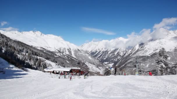 人群中的滑雪者 — 图库视频影像