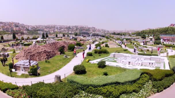 Besucher wandeln auf Parkmuseum-Miniatur — Stockvideo