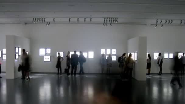 Mensen lopen op tentoonstelling in Moskou — Stockvideo