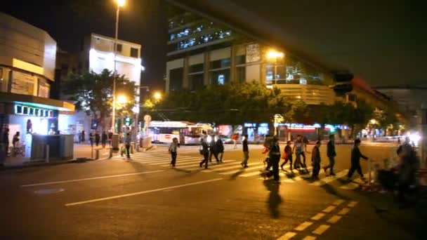 As pessoas cruzam rua — Vídeo de Stock