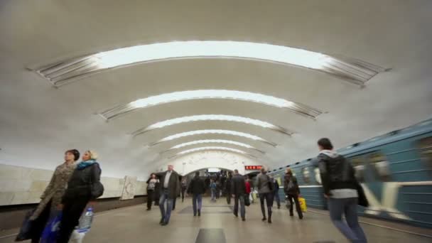 La gente camina en la plataforma de la estación de metro — Vídeos de Stock