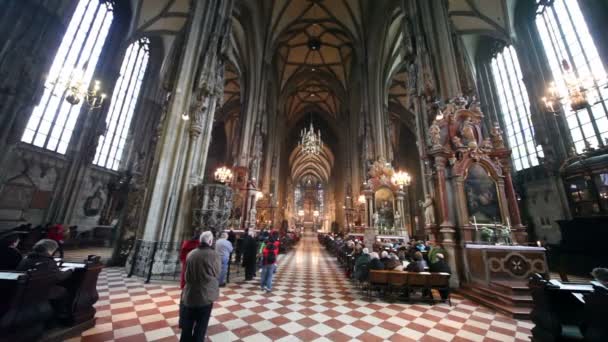 Personas durante el servicio a la iglesia — Vídeos de Stock