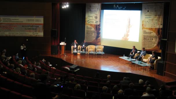 Los oradores actúan en XVIII conferencia Prichernomorsky grano — Vídeos de Stock