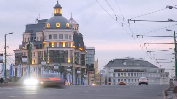 Автомобили на Большом Москворецком мосту — стоковое видео
