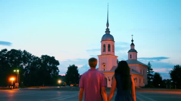 Pareja a pie en la plaza del Kremlin — Vídeos de Stock