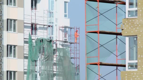 Worker stands on scaffold — Stock Video