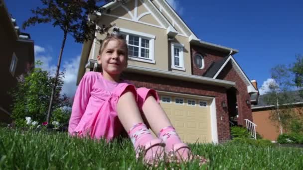 Menina senta-se perto da casa de campo — Vídeo de Stock