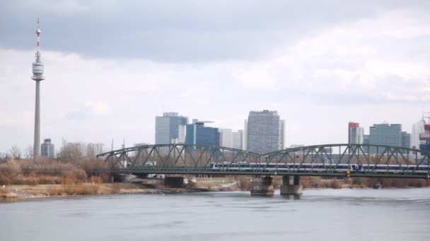 Pociąg jedzie na Nordbahnbrucke bridge — Wideo stockowe