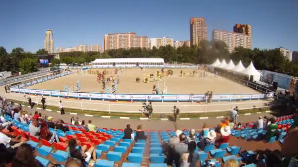 Глядач виглядає змагання в Москві — стокове відео