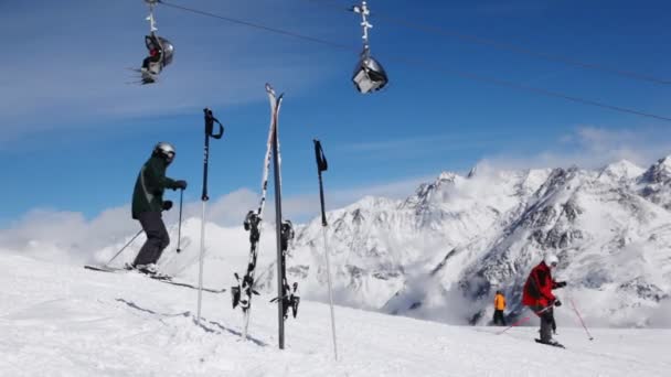 Skier und Stock — Stockvideo