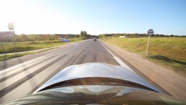 Samochód na autostradzie — Wideo stockowe