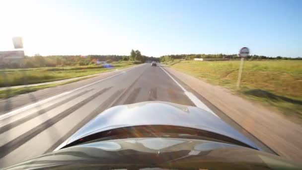 Carro na estrada — Vídeo de Stock